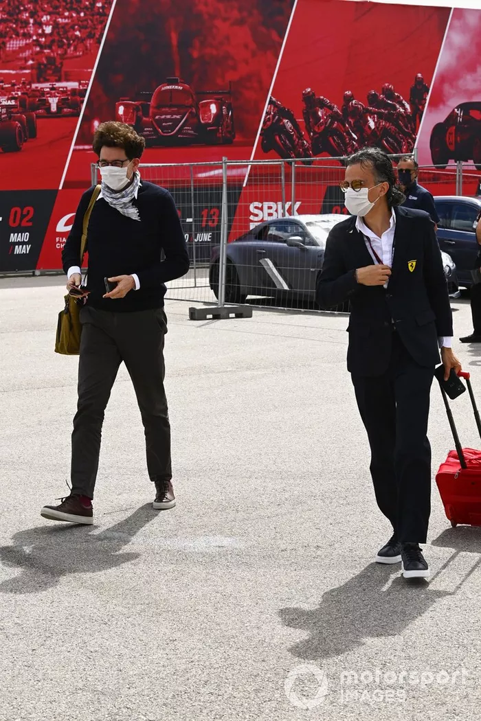 Mattia Binotto, director del equipo Ferrari, y Laurent Mekies, director de carreras de Ferrari, llegan al circuito