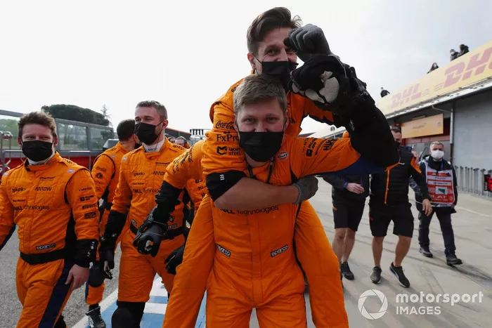 Los mecánicos de McLaren celebran en el pitlane