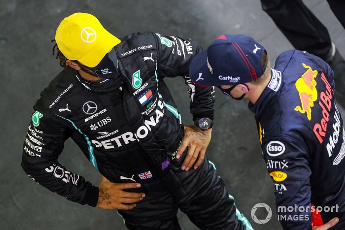 Lewis Hamilton, Mercedes-AMG F1, con el ganador de la pole Max Verstappen, Red Bull Racing, en Parc Ferme 