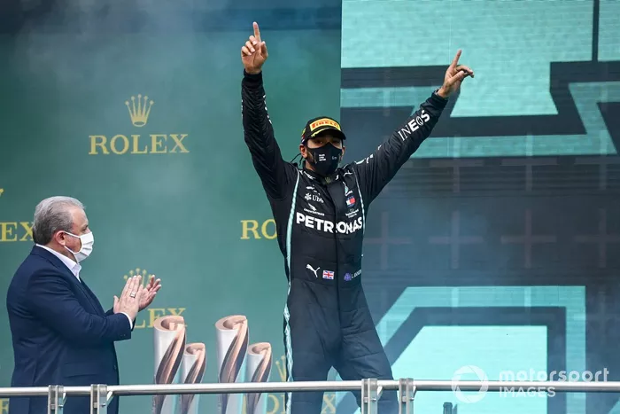 Podio: ganador y campeón del mundo Lewis Hamilton, Mercedes-AMG F1