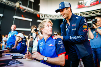 Brendon Hartley, Scuderia Toro Rosso, ve Daniel Ricciardo, Red Bull Racing imza dağıtıyor