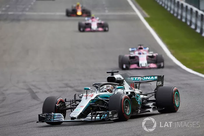 Lewis Hamilton, Mercedes AMG F1 W09, y Sergio Perez, Racing Point Force India VJM11