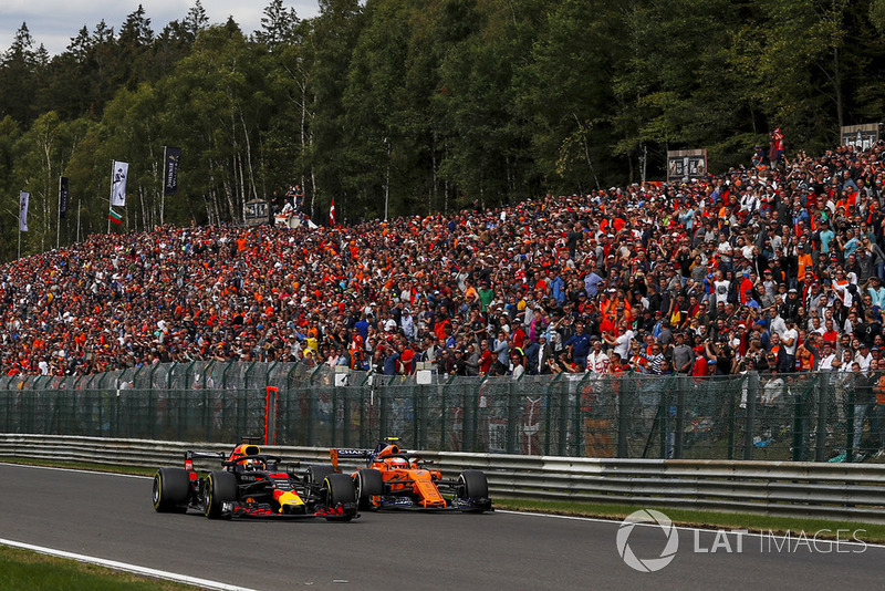 Daniel Ricciardo, Red Bull Racing RB14 y Stoffel Vandoorne, McLaren MCL33 battle