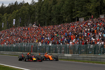 Daniel Ricciardo, Red Bull Racing RB14 ve Stoffel Vandoorne, McLaren MCL33