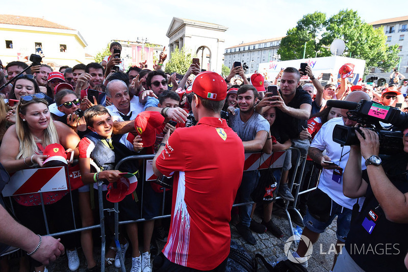 Sebastian Vettel, Ferrari signs autographs for the fans