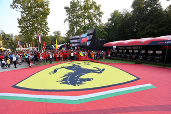 Un drapeau Ferrari géant dans la Fan Zone
