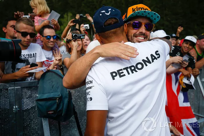 Fernando Alonso, McLaren y Lewis Hamilton, Mercedes AMG F1