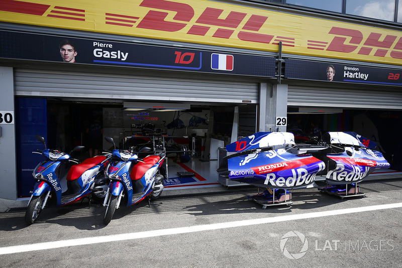 Des scooters Honda devant le garage Toro Rosso