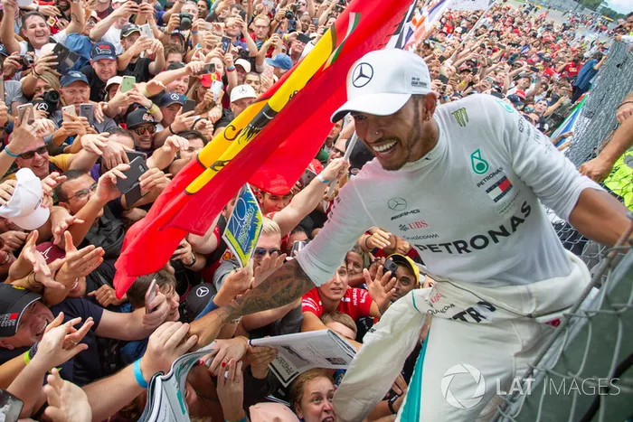 El ganador de la carrera Lewis Hamilton, Mercedes AMG F1, celebra con aficionados