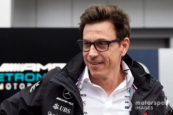 2 - A ‘rádio paddock’ também fala de um certo distanciamento de Toto Wolff da fábrica, sendo até vinculado a um novo papel dentro da F1. 