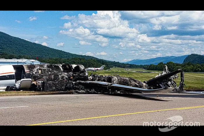 Ausgebranntes Unfallflugzeug von Dale Earnhardt Jr.