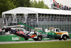 La Scuderia Toro Rosso STR11 di Carlos Sainz Jr., Scuderia Toro Rosso viene riportata ai box sul ret