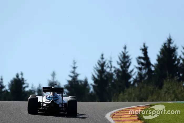 Da saída da La Source até a tomada da Les Combes, são mais de 20s de pé embaixo. Ali, as velocidades superam os 330 km/h. 