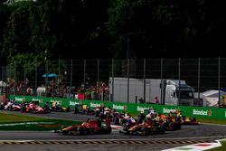 Norman Nato, Racing Engineering devance Jordan King, Racing Engineering; Pierre Gasly, PREMA Racing au départ de la course
