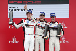 Podio: il vincitore Sven Muller, secondo Mathieu Jaminet, terzo Matteo Cairoli