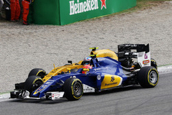 Felipe Nasr, Sauber C35 and Jolyon Palmer, Renault Sport F1 Team RS16 collide