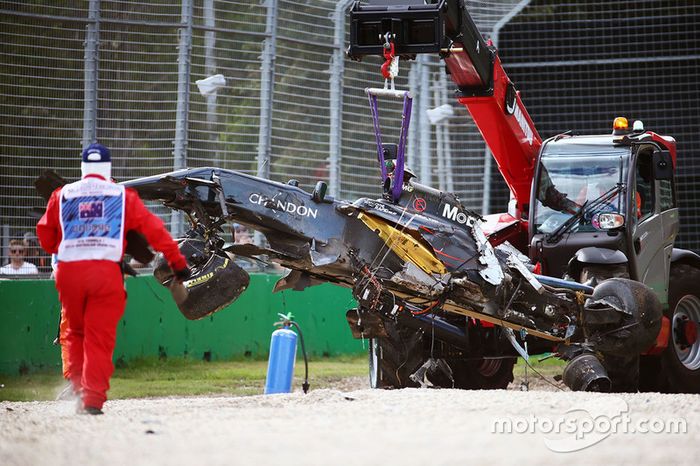 El McLaren MP4-31 de Fernando Alonso, McLaren se retira de la trampa de grava tras accidente