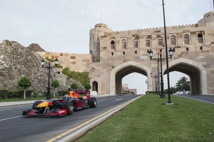 Coulthard faz demonstração com a Red Bull em frente ao Portal do Museu de Mascate 