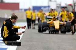 Un technicien Pirelli