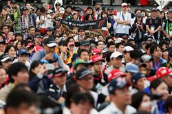 Un banner de Nico Hulkenberg, Sahara Force India F1 escenario con los fans