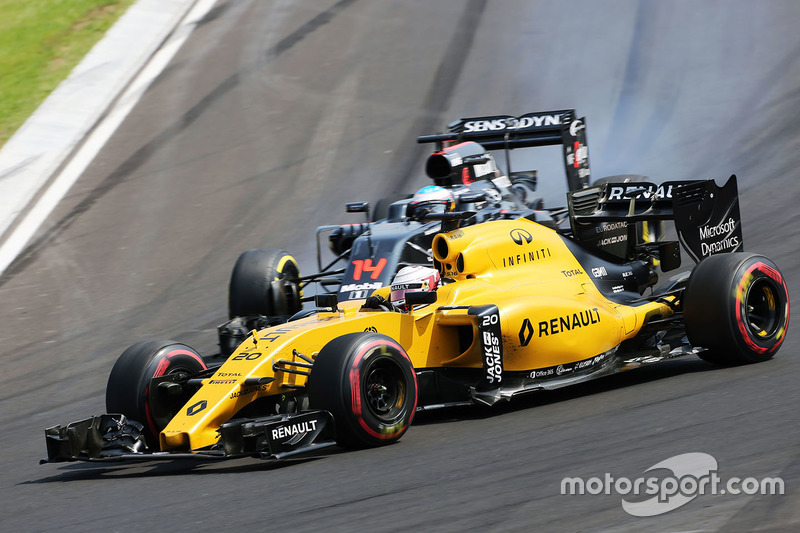 Kevin Magnussen, Renault Sport F1 Team RS16 and Fernando Alonso, McLaren MP4-31 battle for position