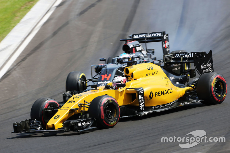 Kevin Magnussen, Renault Sport F1 Team RS16; Fernando Alonso, McLaren MP4-31