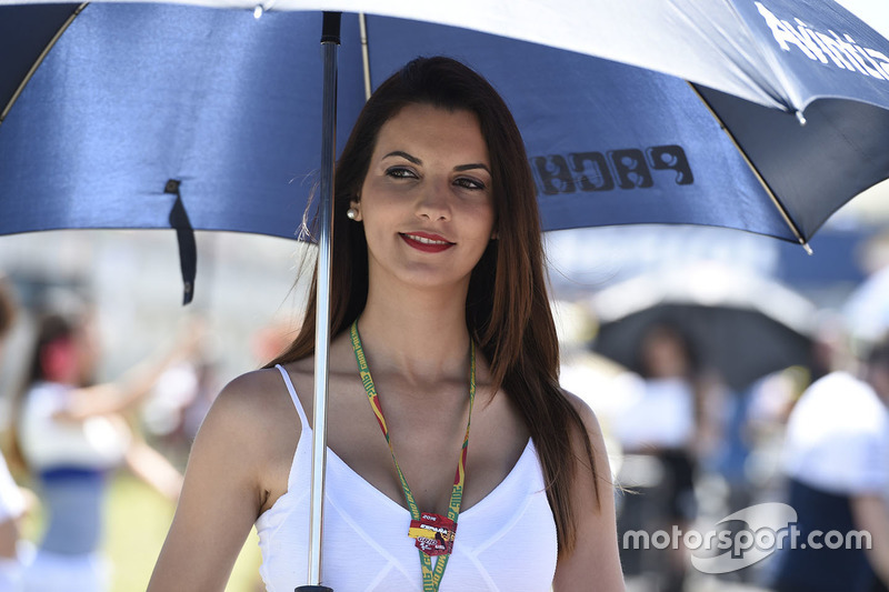 Lovely grid girl