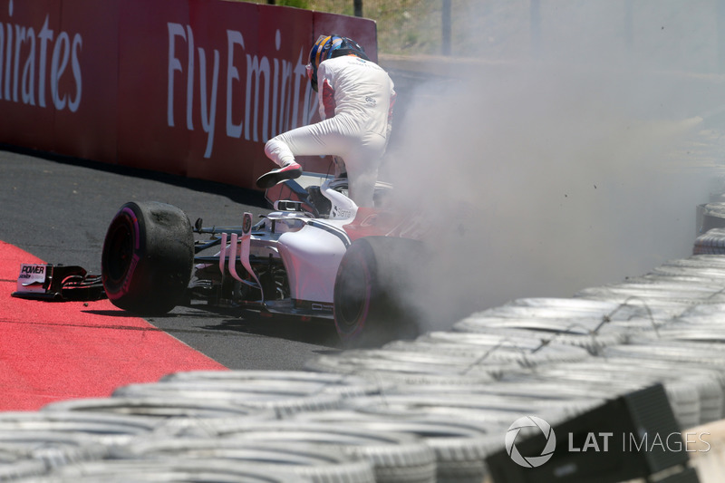 Marcus Ericsson, Sauber C37 va a sbattere nelle FP1 e prende fuoco