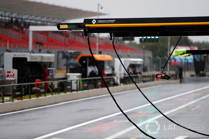 Lluvia en el pitlane