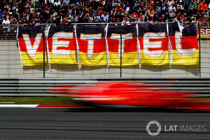Sebastian Vettel, Ferrari SF71H, flashes desde la tribuna