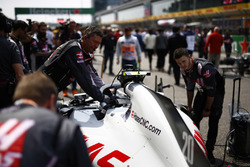 Les mécaniciens travaillent sur la voiture de Kevin Magnussen, Haas F1 Team VF-18 Ferrari, sur la grille