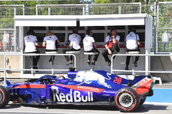 Pierre Gasly, Scuderia Toro Rosso STR13 passes the Sauber pit wall gantry