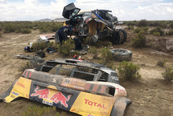 #300 Peugeot Sport Peugeot 3008 DKR: Stéphane Peterhansel, Jean-Paul Cottret es ayudado por Cyril De