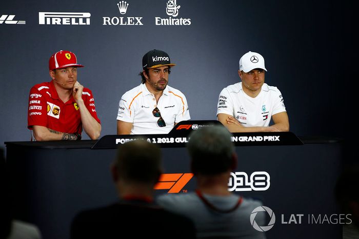 Kimi Raikkonen, Ferrari, Fernando Alonso, McLaren, y Valtteri Bottas, Mercedes AMG F1, en la conferencia de prensa