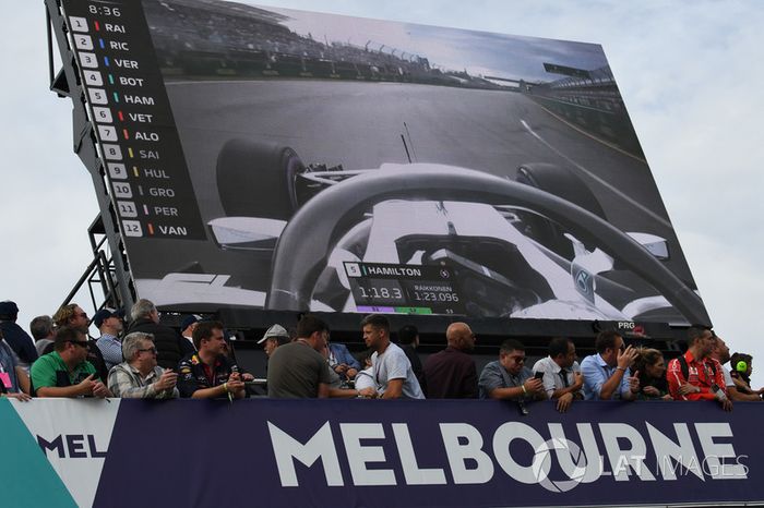 Fans y pantalla gigante