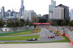 Льюіс Хемілтон, Mercedes-AMG F1 W09, Кімі Райкконен, Ferrari SF71H, лідирують на старті