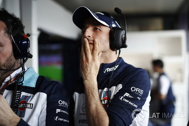 Robert Kubica, Williams Martini Racing, regarde les qualifications dans le garage