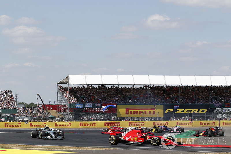 Sebastian Vettel, Ferrari SF-71H por delante de Max Verstappen, Red Bull Racing RB14 y Lewis Hamilton, Mercedes-AMG F1 W09
