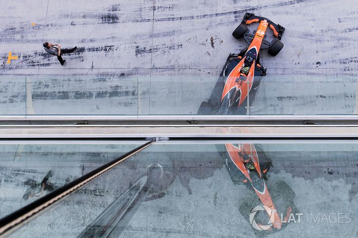 Lando Norris, McLaren MCL32, sale de su garaje