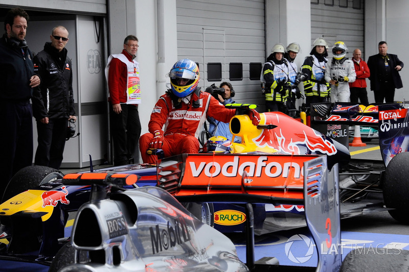 Nürburgring 2011 : Mark Webber (Red Bull) carica Fernando Alonso (Ferrari)