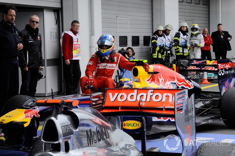 Mark Webber, Red Bull Racing lleva sobre su coche a Fernando Alonso, Ferrari