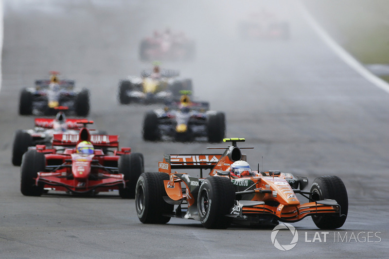 Markus Winkelhock, Spyker F8-VII devance Felipe Massa, Ferrari F2007