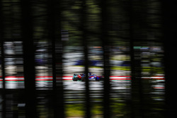 Brendon Hartley, Toro Rosso STR13, strikes up sparks