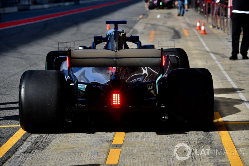 Lewis Hamilton, Mercedes-AMG F1 W09, avec des feux sur l'aileron arrière