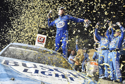 Race winner Kevin Harvick, Stewart-Haas Racing, Ford Fusion Busch Light