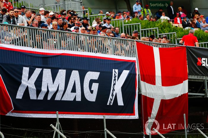 Fãs de Kevin Magnussen se fizeram presentes nesse sábado em Barcelona.