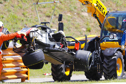 El coche dañado de Romain Grosjean Haas F1 Team VF-18 es removido del circuito