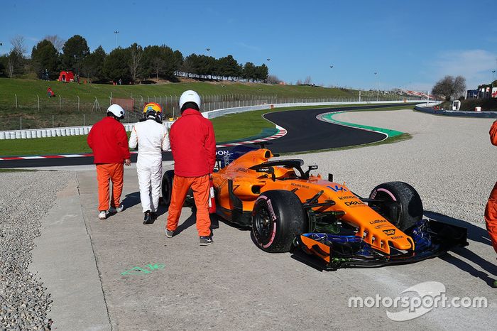 Fernando Alonso, McLaren MCL33 stops on the side of the track