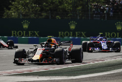 Max Verstappen, Red Bull Racing RB14, devanr Pierre Gasly, Toro Rosso STR13