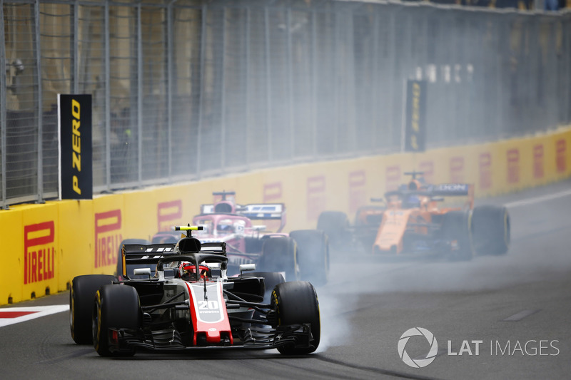 Kevin Magnussen, Haas F1 Team VF-18 Ferrari, locks a brake